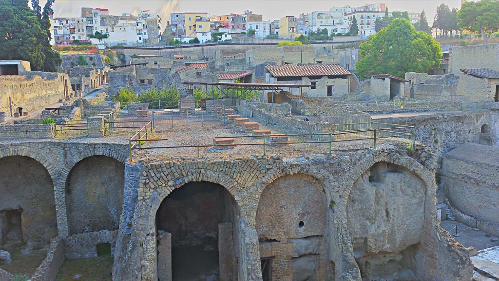 III.1/2/18/19, Herculaneum, photo taken between October 2014 and November 2019.
Looking towards upper and lower levels. Photo courtesy of Giuseppe Ciaramella.